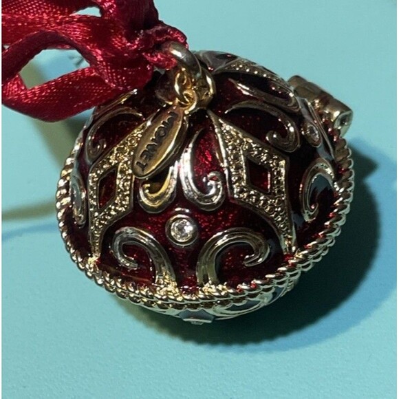 2008 GOLD TONE LOCKET PENDANT BOX ORNAMENT RED ENAMEL CRYSTAL SIGNED MONET - Picture 1 of 8